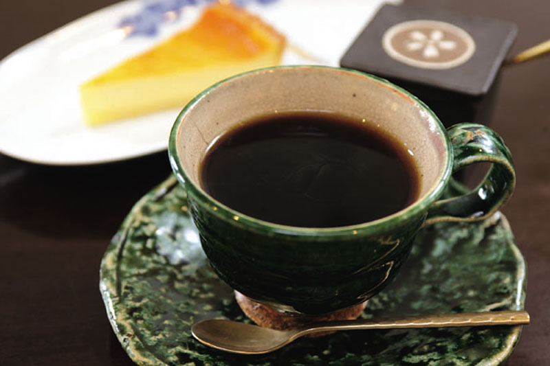 豆の鮮度にこだわった極上のコーヒー。国産小麦やEM卵で作るスイーツとどうぞ。ケーキセット735円 ケーキセット735円