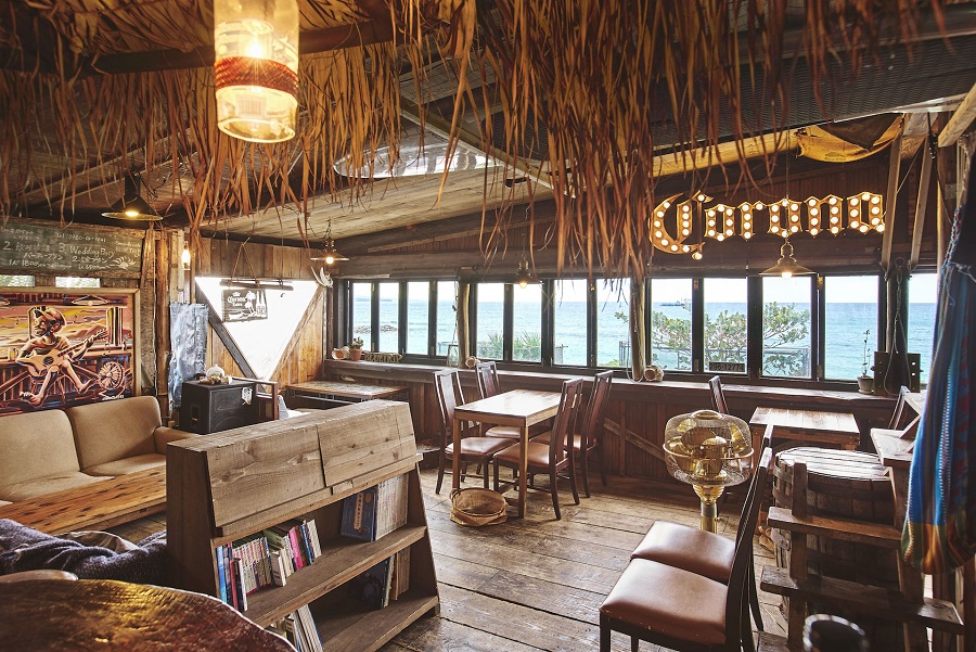 窓一面に広がる海！アメリカンスタイルの店内