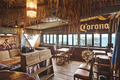 窓一面に広がる海！アメリカンスタイルの店内