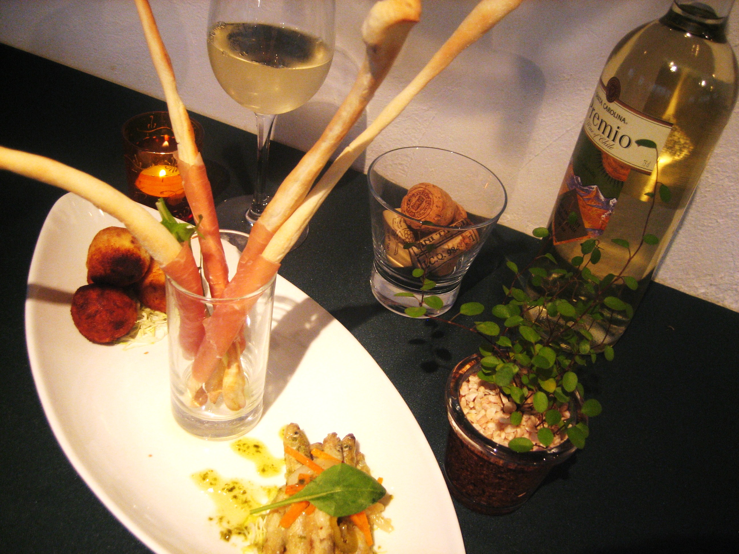 おまかせ前菜3品盛り合わせ750円。日替わり前菜とともにワインや夜景が楽しめる おまかせ前菜3品盛り合わせ