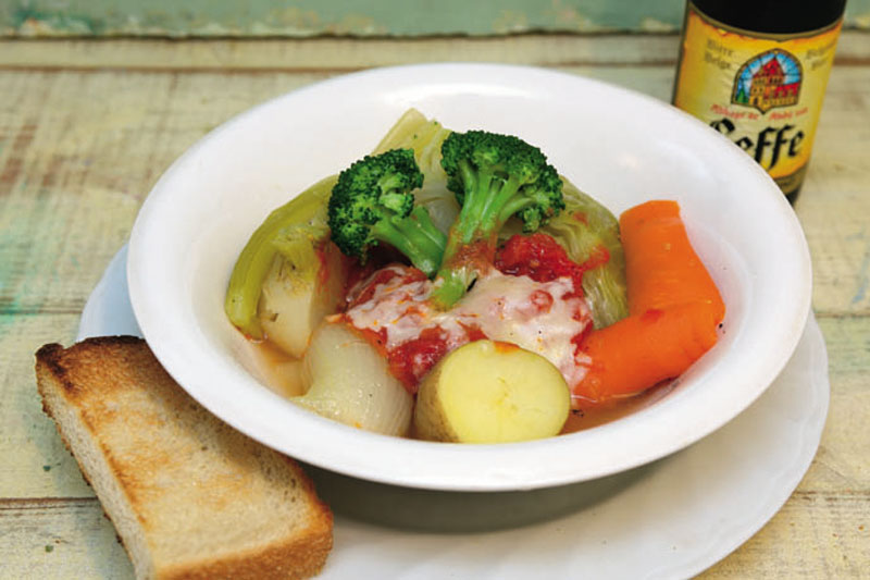 鶏肉と温野菜のトマトスープ煮込みとベルギービール レフ 鶏肉と温野菜のトマトスープ煮込み1000円とベルギービール