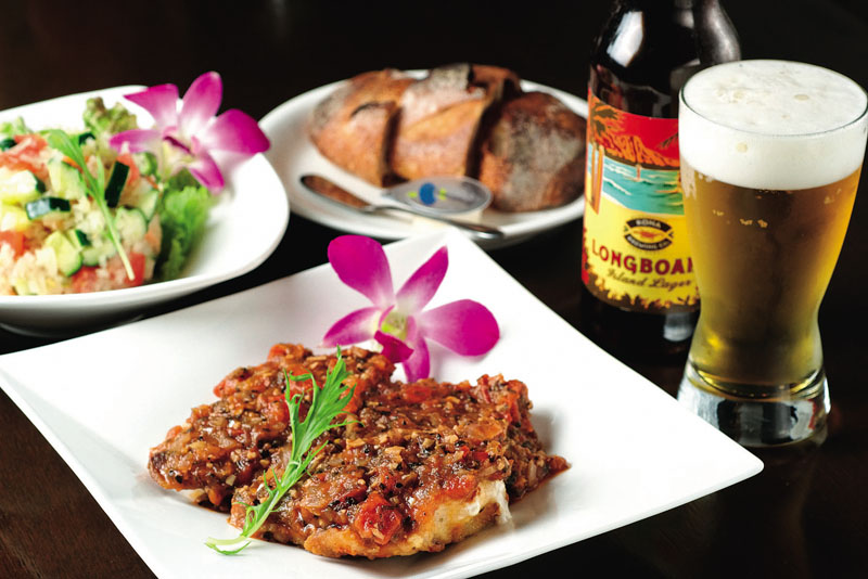 サーモンとオニオン、キュウリなどの野菜をハワイアンソルトで揉んだサラダや、
特製ソースでソテーしたマヒマヒ(シイラ)など、珍しいメニューがそろう ハワイアンソルトで揉んだサラダや、 マヒマヒ(シイラ)など