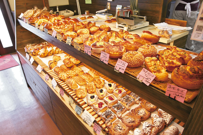 常時約60種類の豊富なパンが並ぶ店内 常時約60種類の豊富なパンが並ぶ店内