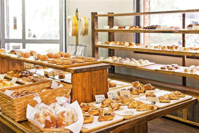 通勤客や学生が多く訪れる人気店