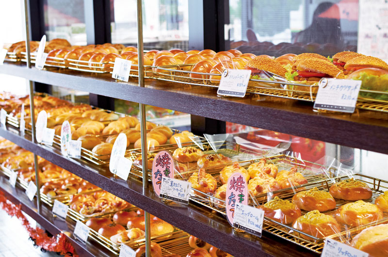 ファミリーや仕事帰りのお客でにぎわうパン屋 ファミリーや仕事帰りのお客でにぎわうパン屋