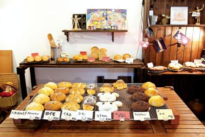 絵本がたくさん並ぶ、かわいらしい店内