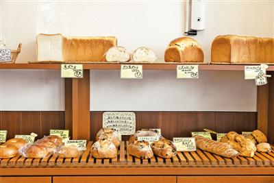こぢんまりとしたシンプルな店内