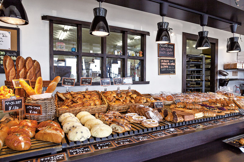 長いカウンターが印象的なおしゃれな店内 長いカウンターが印象的なおしゃれな店内