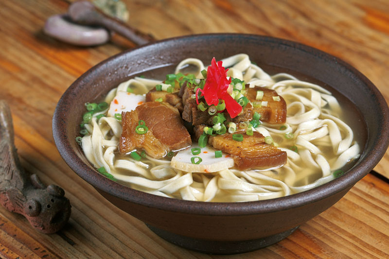 コシのある自家製麺とスープがよく合う「三枚肉そば」 コシのある自家製麺とスープがよく合う「三枚肉そば」