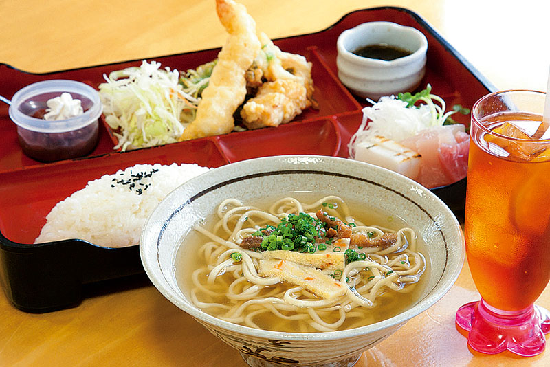 八重山そばと新鮮な刺身、うちなーてんぷらが一緒に味わえる「八重山そば定食」 「八重山そば定食」