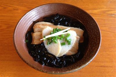 生麺を使った沖縄そばが食べられる