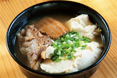 豆腐と、肉の両方が楽しめる「ゆし豆腐そば」