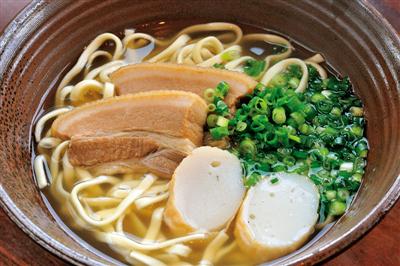 かつおであっさり仕上げ、三枚肉はやわらか「沖縄そば」