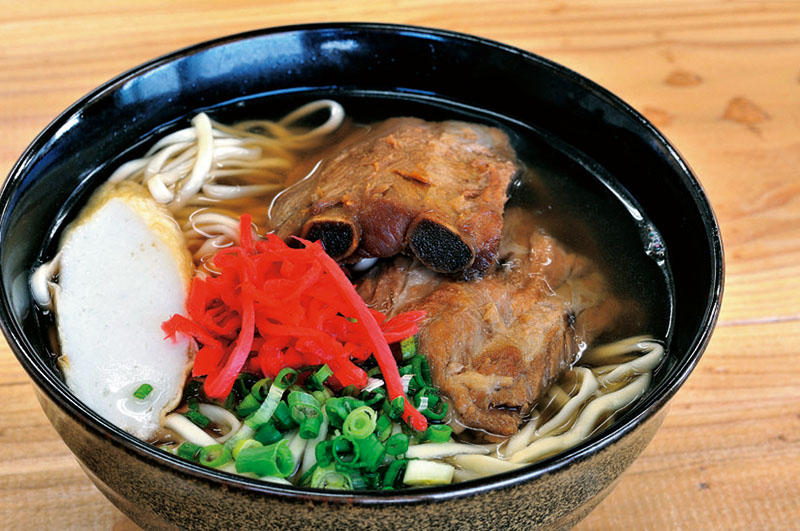 行列ができるそば屋の味を正確に再現!「ソーキそば」 行列ができるそば屋の味を正確に再現!「ソーキそば」