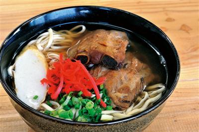 行列ができるそば屋の味を正確に再現！「ソーキそば」