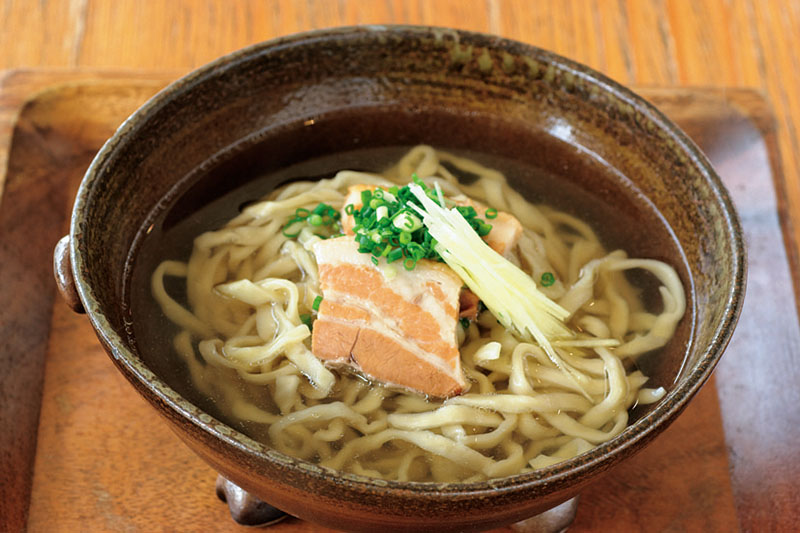 2日間かけて作る熟成自家製麺の「沖縄そば」 2日間かけて作る熟成自家製麺の「沖縄そば」(中/630円)