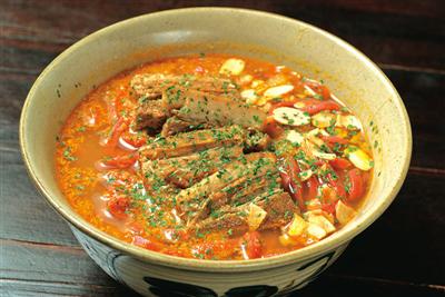 赤い色の麺が特徴的な「Soba」（ラフテー／830円）