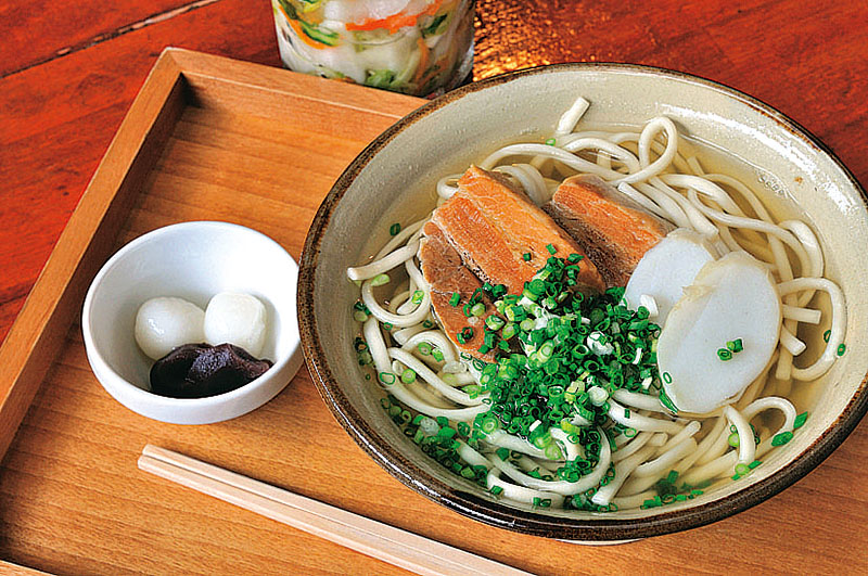 しっかりとした味の麺は、噛み応えもおいしい「沖縄そば」 しっかりとした味の麺は、噛み応えもおいしい「沖縄そば」