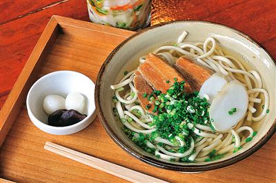 しっかりとした味の麺は、噛み応えもおいしい「沖縄そば」