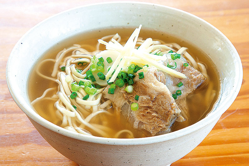 「とろとろ軟骨ソーキそば」とろとろの軟骨は、素朴な味 「とろとろ軟骨ソーキそば」