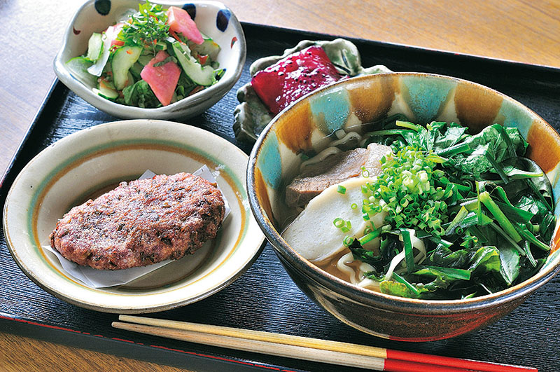 旬の野菜をトッピング「そば定食」(750円、ランチタイム650円) 旬の野菜をトッピング「そば定食」