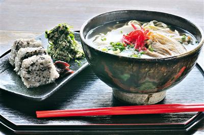意外に男性に人気。さっぱりした味わいの「そばセット」