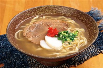 木灰水と塩で作られた手打ちの中太麺「木灰すば」（630円）