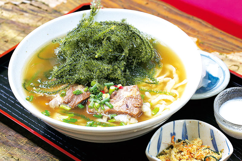 本部町産の海ぶどうがたっぷりのった「海ぶどうソーキそば」 本部町産の海ぶどうがたっぷりのった「海ぶどうソーキそば」