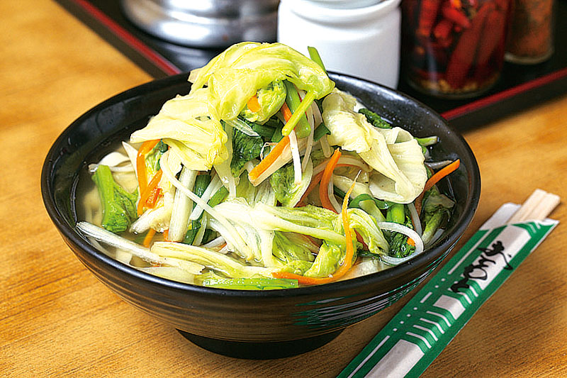 白菜やからし菜、ニラなどがたっぷり入った「野菜そば」 白菜やからし菜、ニラなどがたっぷり入った「野菜そば」