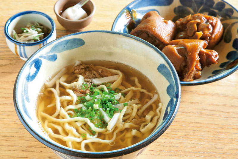 丁寧に仕上げたモチモチのてびちは、女性に人気。「てびちそば」 丁寧に仕上げたモチモチのてびちは、女性に人気。「てびちそば」