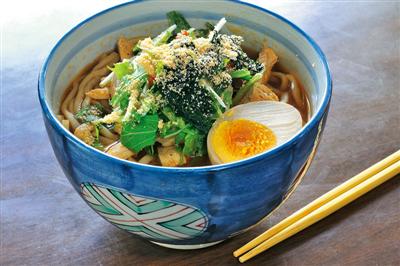 トマトの酸味と甘味がまろやかに絡む「とまとそば」（800円）