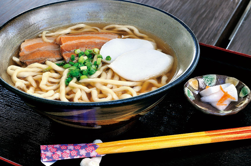 麺の食味感とあっさりだしが見事な「そば(三枚肉)」 麺の食味感とあっさりだしが見事な「そば(三枚肉)」