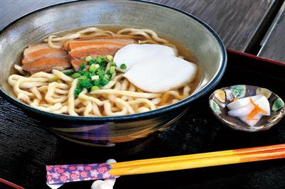 麺の食味感とあっさりだしが見事な「そば（三枚肉）」