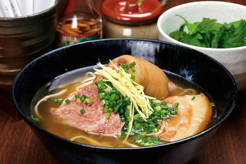 てびち、三枚肉、本ソーキが入った「すーまぬめぇスペシャルそば」 「すーまぬめぇスペシャルそば」