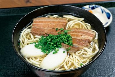 だしや豚肉のうまさが光る「淡すいそば」（大／700円）