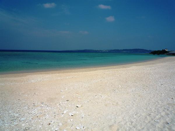 暑さが和らぐ夕方のビーチは海風が心地よい