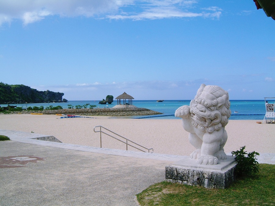 整備された砂浜で、安心して海水浴が楽しめる 恩納村海浜公園ナビービーチ