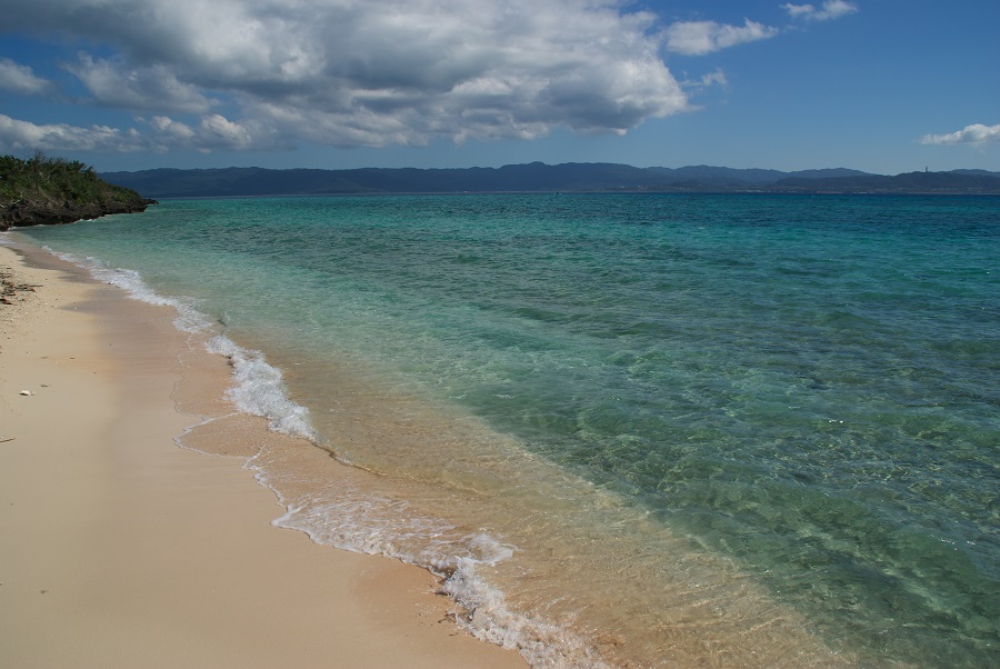 ドラマのロケ地にもなっている屋良浜。ここから眺める夕陽は最高! 屋良浜