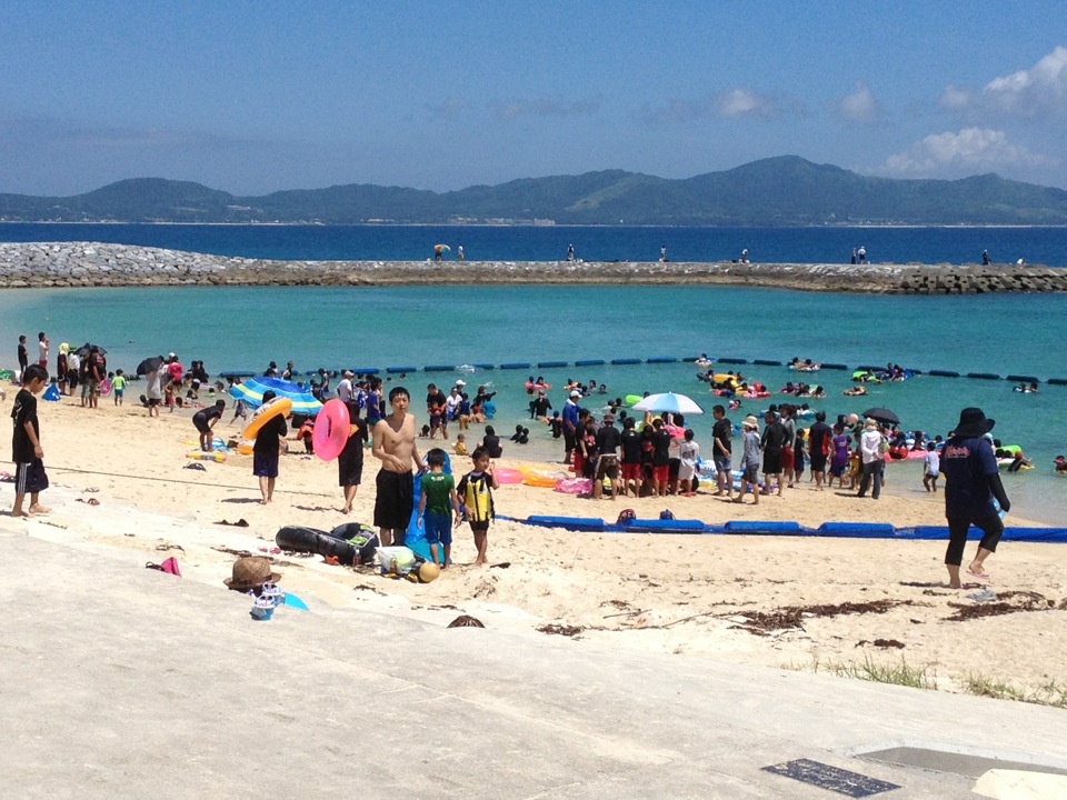 地元客でにぎわう宇堅ビーチで、沖縄気分を満喫 宇堅ビーチ