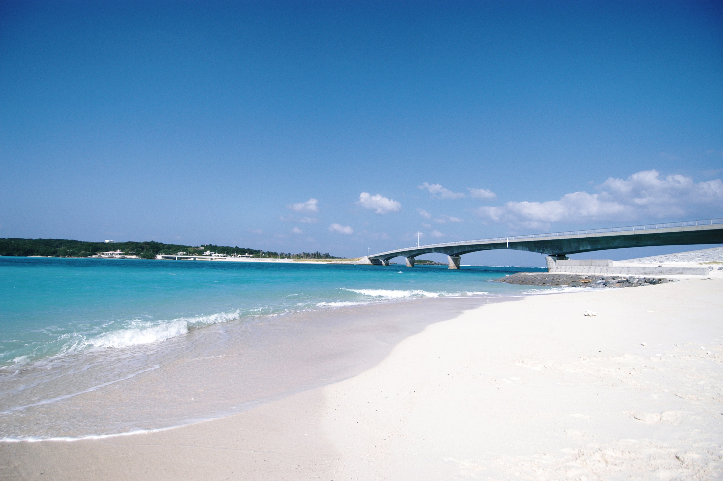 エメラルドグリーンに輝く絶景ビーチ 米崎ビーチ