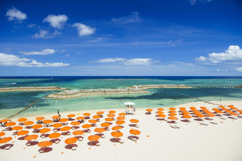 ホテルのビーチでリゾート気分を満喫。 サンマリーナホテル前ビーチ