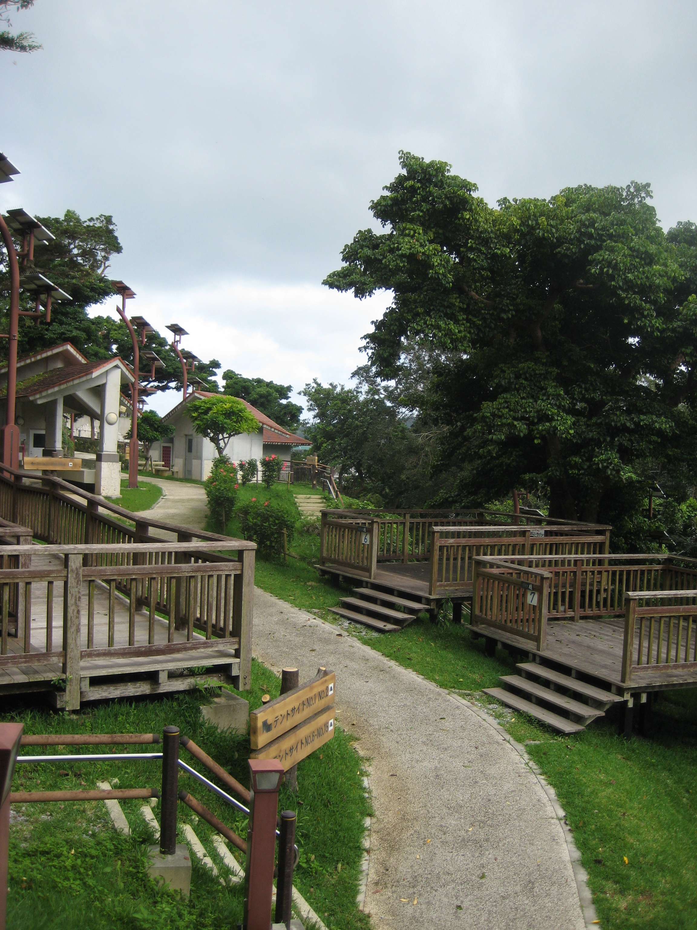 高床式になったテントサイトと共用施設 高床式になったテントサイトと共用施設