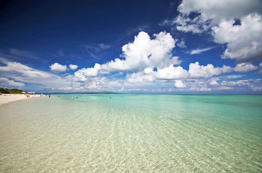 透き通るような青い海と白い砂のビーチ 透き通るような青い海と白い砂のビーチ
