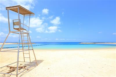 整備された砂浜には、監視員がいて家族連れでも安心