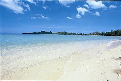 長く続く白い砂浜の底地ビーチ