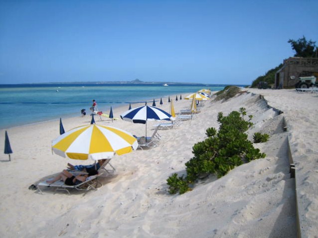 遠くに伊江島を望む瀬底ビーチ 遠くに伊江島を望む瀬底ビーチ