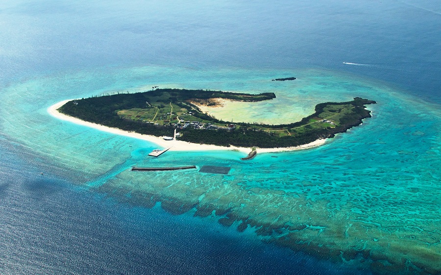 Copyright 2013 Okinawa Convention & Visitors Bureau, All Rights Reserved 水納島のビーチ