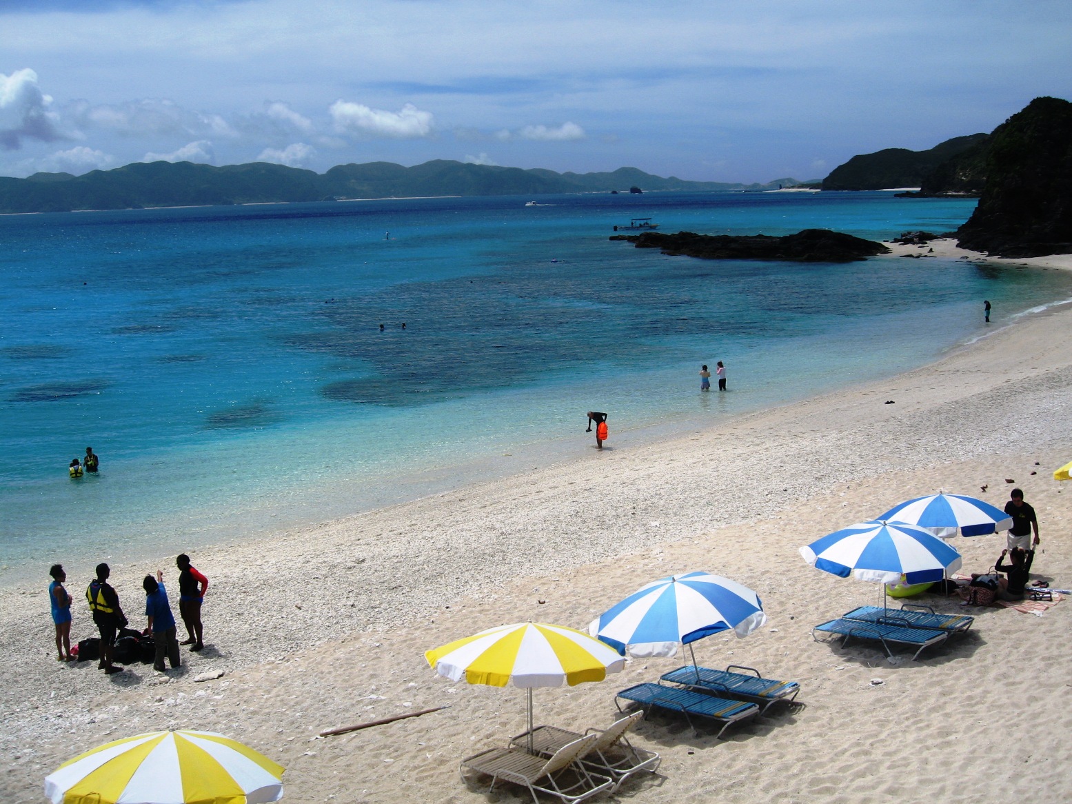 パラソルの並ぶ古座間ビーチ パラソルの並ぶ古座間ビーチ