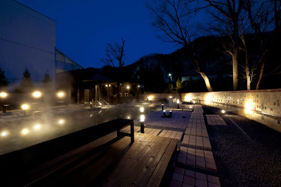 花の露天風呂も、夜になると全く違う風情を楽しめる(写真提供:定山渓観光協会) 花の露天風呂