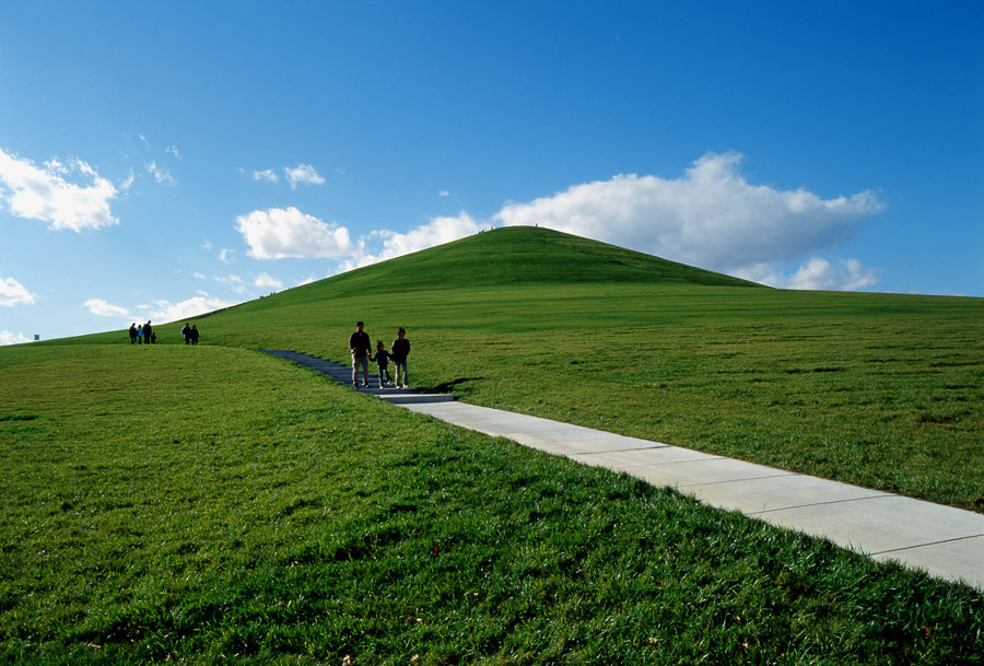 頂上までは約10分。自転車での登頂はNGだ モエレ山